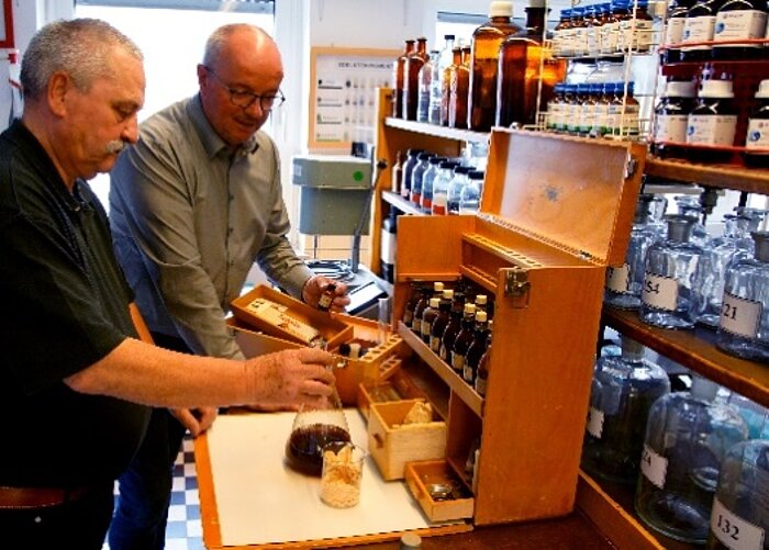 Für unterwegs: Volker Bach (links) und Thomas Grüner experimentieren mit einem mobilen Lacklabor aus den 1960er Jahren.