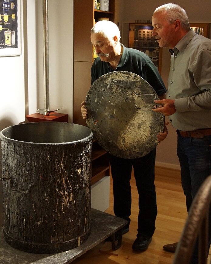 Was mag da wohl drin gewesen sein?: Bach und Grüner inspizieren einen Ansatzbehälter